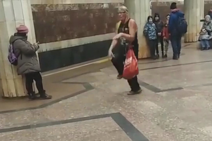 Чудаковатый танцор с пакетом обескуражил пассажиров метро
