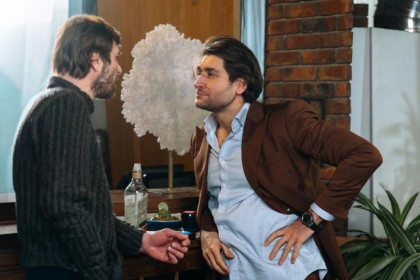 Новосибирец Дава сыграл влиятельного босса в комедии «Горнолыжка»