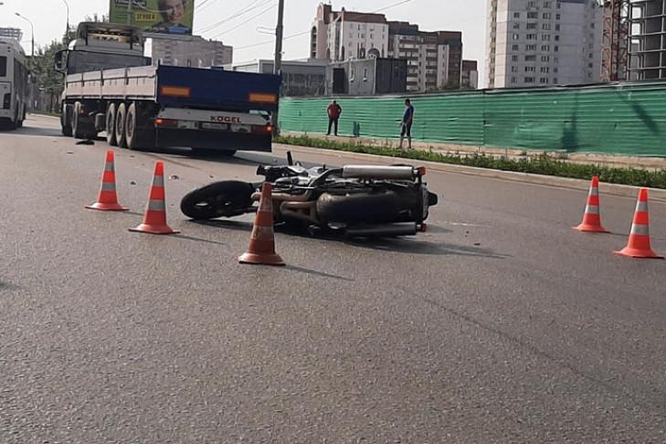 Мотоциклист на байке «Вдоводел» погиб под колесами MAN в Новосибирске