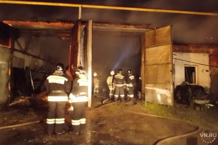 Поливомоечной машиной тушили пожар в Искитиме