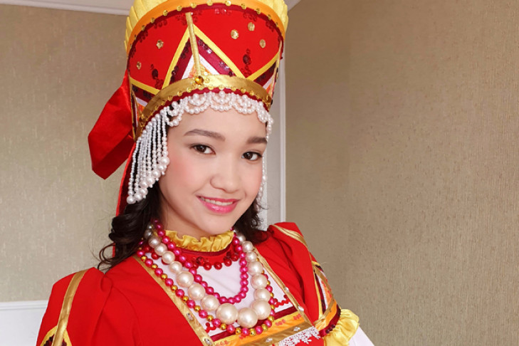 Красотой и бальным платьем покорила Москву школьница из Новосибирска 