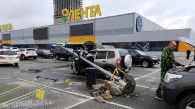 Фонарный столб упал на иномарку в Новосибирске