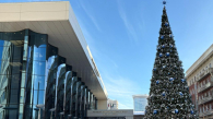 У концертного зала им. А. М. Каца в Новосибирске появилась новогодняя ёлка