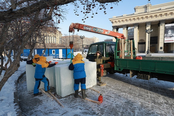 Знаменитый фаллический каток монтируют в Новосибирске