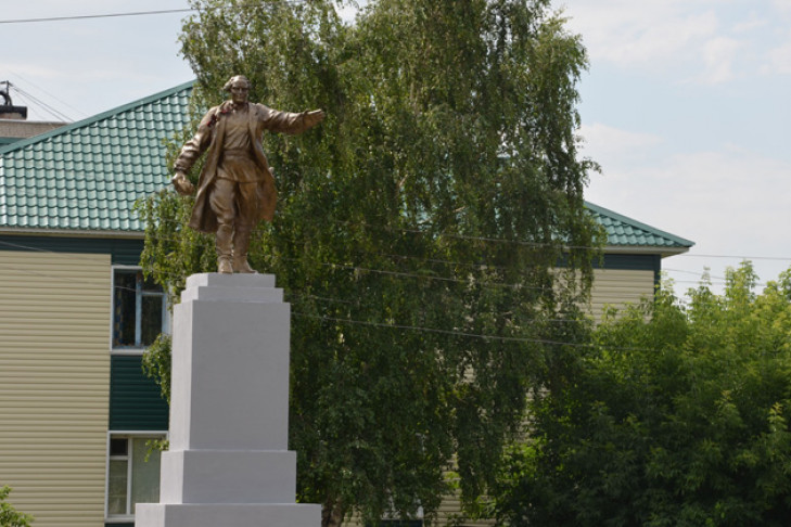 Помолодевший памятник Куйбышеву занял постоянное место