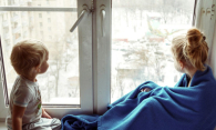 Смертельные окна: сколько стоит обезопасить ребёнка от падения с высоты