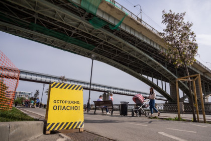 Проход под мостом на Михайловской набережной в Новосибирске закроют галереей