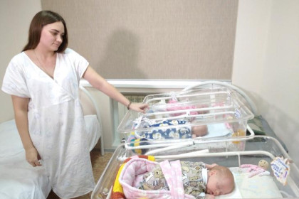 Дочерей-тройняшек в Новосибирске родила 21-летняя Татьяна из Довольного