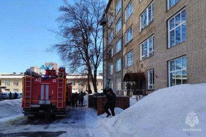 Пожар вспыхнул на втором этаже учебного корпуса НГТУ