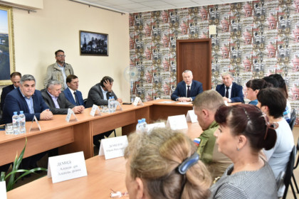 Андрей Травников в Доволенском и Каргатском районах встретился с бойцами СВО и членами их семей