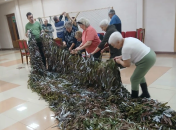 Маскировочные сети продолжают изготавливать «серебряные» волонтеры в Северном