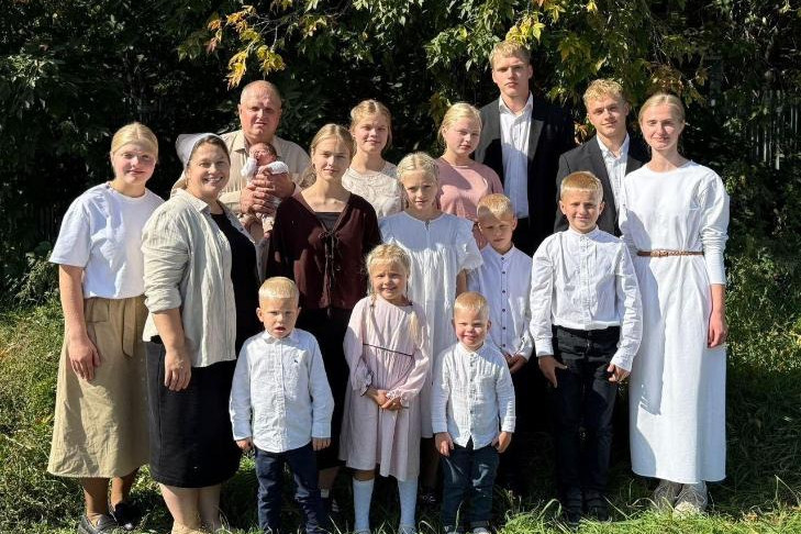 Четырнадцатый ребенок родился в семье переехавших в Колывань москвичей