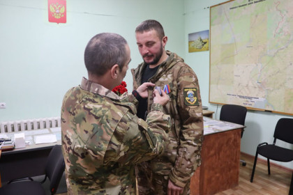 Военком вручил медаль «За отвагу» жителю Коченево Максиму Кружалову