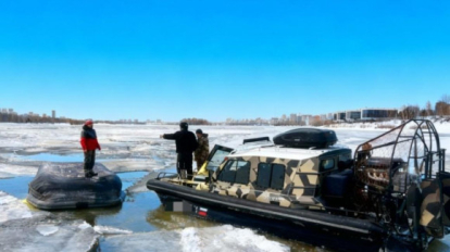 Аэролодка перевернулась на реке Обь в Новосибирске
