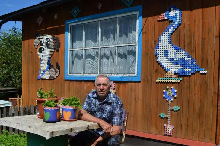 Житель села Жуланка сделал дом из пробок от пластиковых бутылок