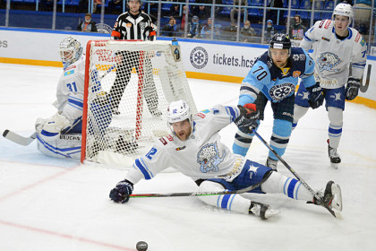 ХК «Сибирь» в матче-«перестрелке» проиграл в Астане
