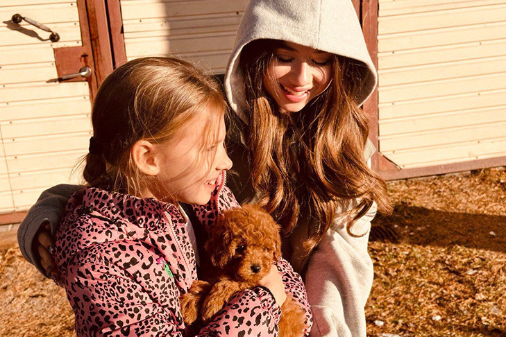 Автор хита «Купи пёсика» исполнила мечту подписчицы в Новосибирске