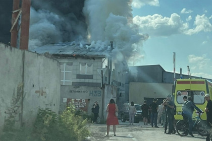 Пожар вспыхнул на складе в Кировском районе Новосибирска