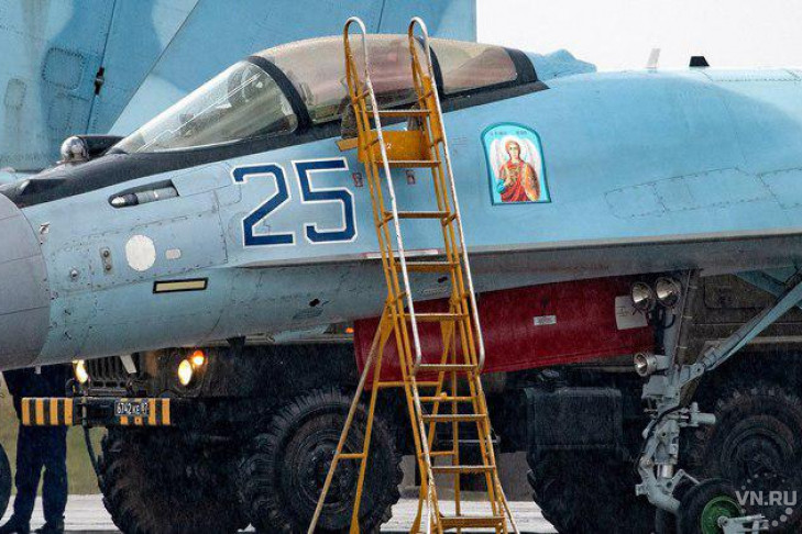 Три самолета Су-35 с иконами на борту пролетели над Новосибирском