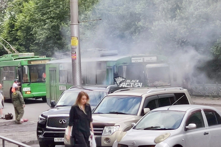 Троллейбус с пассажирами вспыхнул на улице Восход в Новосибирске