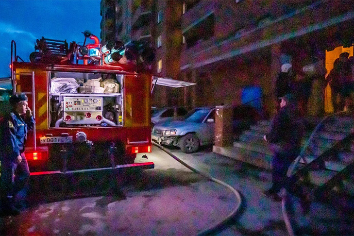 Пожарные спасли 10 человек из горящей многоэтажки в Новосибирске