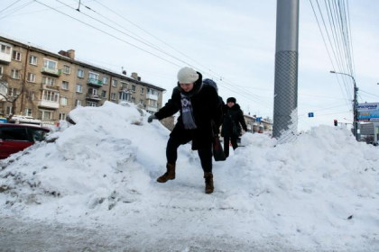 Скользкое безумие тротуаров в центре Новосибирска: пройти и выжить