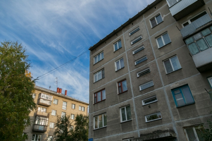 В Железнодорожном районе Новосибирска мужчина упал с балкона на пятом этаже