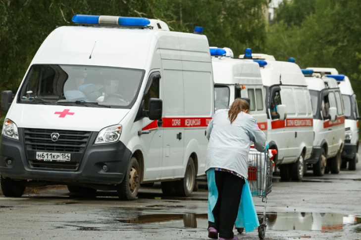 Скопление скорых возле больницы в Новосибирске прокомментировал Минздрав