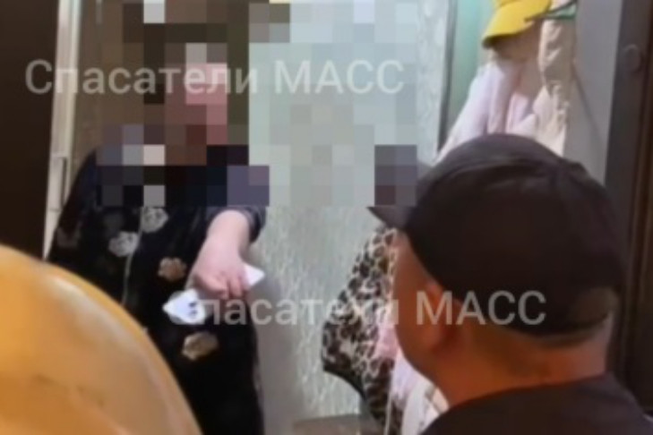Мать с ножом билась в припадке и не пускала спасателей в квартиру в Новосибирске