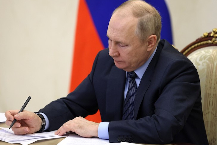 Владимир Путин подписал закон о ежемесячной выплате вдовам ветеранов боевых действий