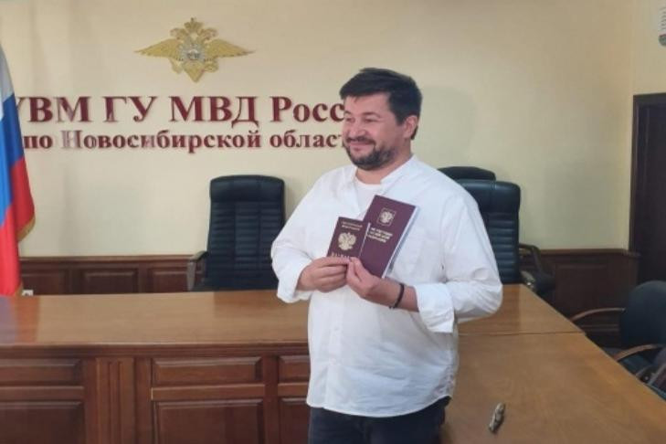 Известный художник из Румынии получил гражданство РФ в Новосибирске