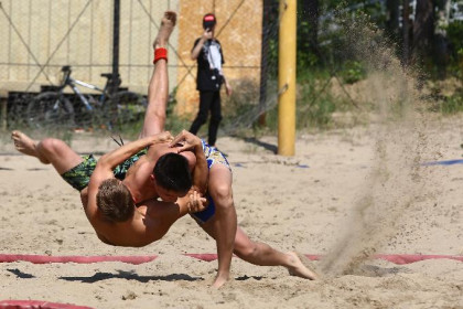 Турнир по борьбе в песке устроили мужчины Новосибирска
