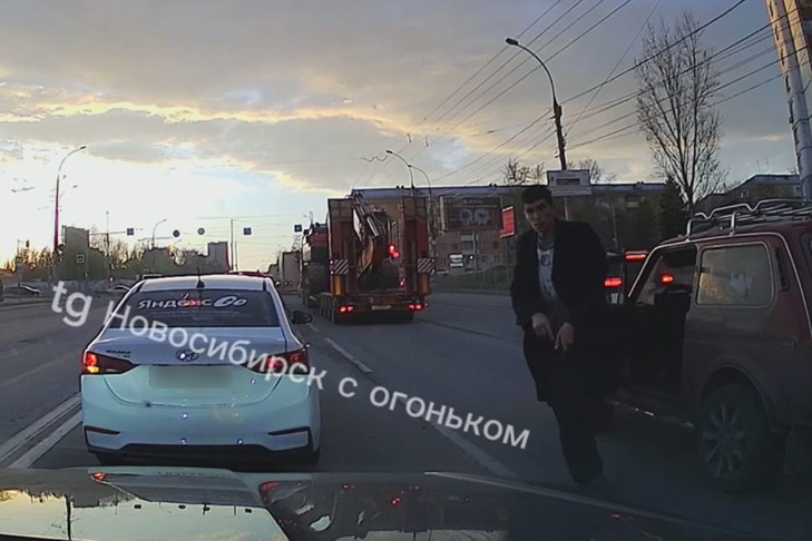 Неадекват с оружием угрожал автомобилисту в Новосибирске