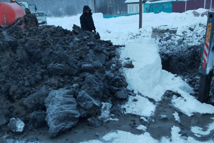 Шесть дней у жителей поселка в Новосибирской области нет воды из-за аварии