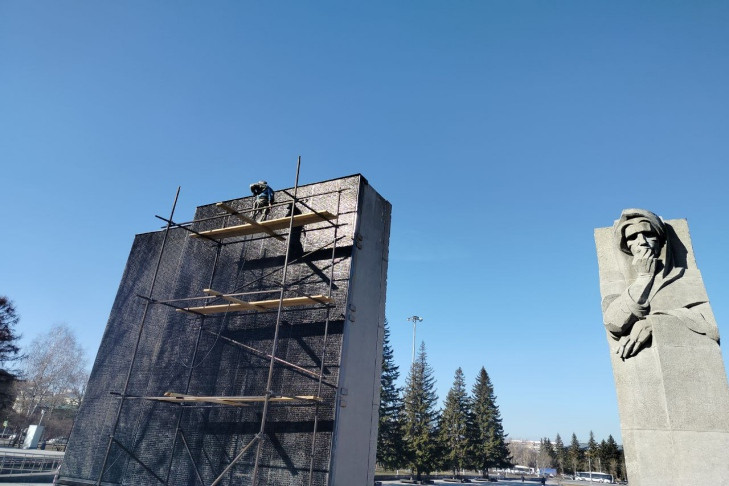 Женщину-мать на Монументе Славы отмыли ко Дню Победы в Новосибирске