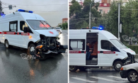 Оторвало бампер: «скорая» столкнулась с иномаркой в Новосибирске