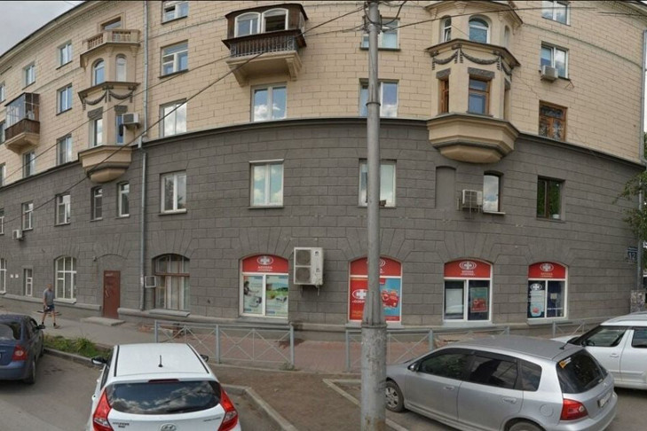 Объект культурного наследия в Новосибирске изуродовали вывесками «Пятерочки»