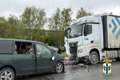 Смертельный обгон: попал под КамАЗ 20-летний водитель Mazda MPV в Новосибирске