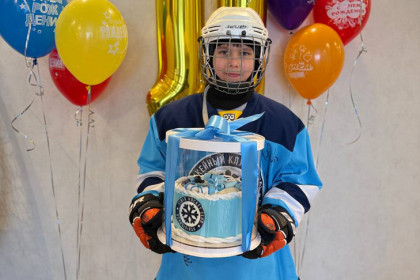 Фирменный торт ХК «Сибирь» подарили 11-летнему фанату из Новокузнецка