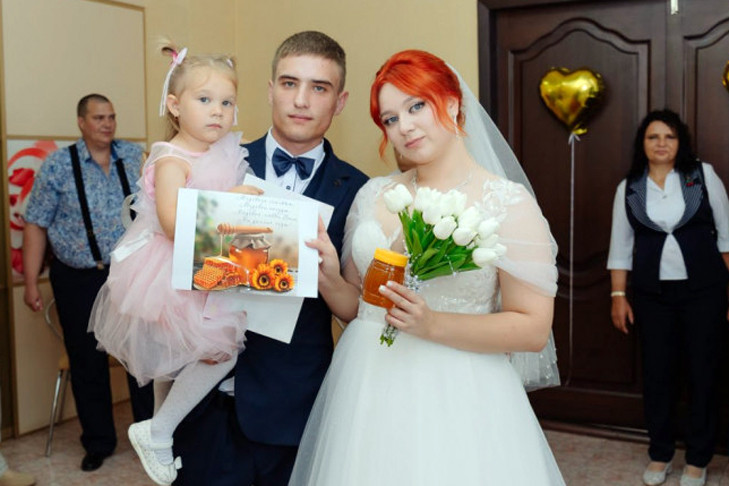 В ЗАГСах Новосибирской области новобрачных стали угощать мёдом