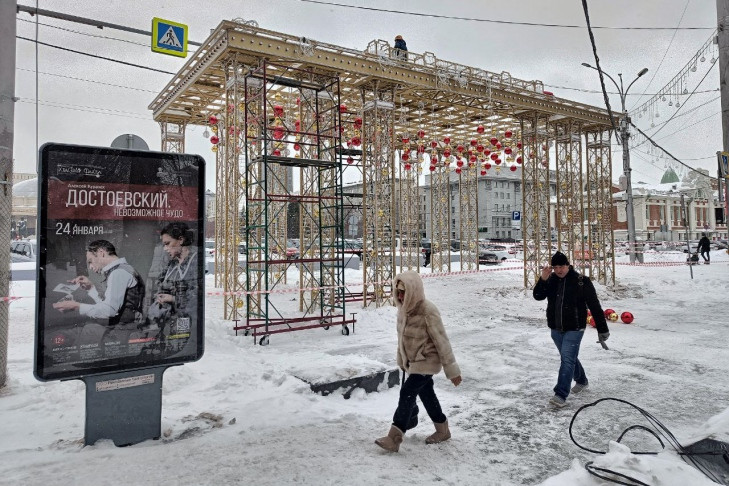 Золотую арку начали демонтировать на улице Ленина в Новосибирске