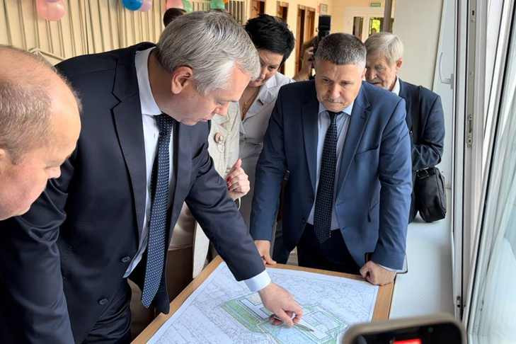 Андрей Травников озвучил решение о строительстве нового учебного корпуса на праздничной линейке в лицее №113