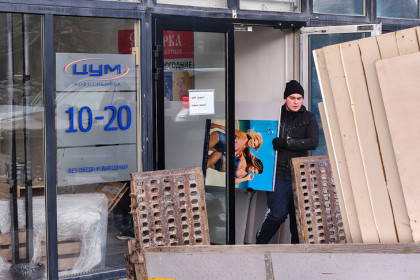 Новосибирцы начали выносить вещи из закрытого ЦУМа