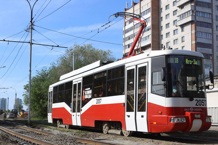 Ливень размыл трамвайные пути на площади Труда в Новосибирске