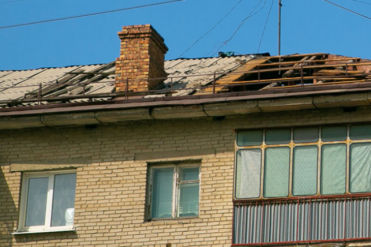 Крыша жилого дома обвалилась внутрь квартиры в Новосибирске