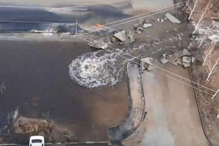 Фонтан из-под земли на Виктора Уса второй день бьет в Новосибирске