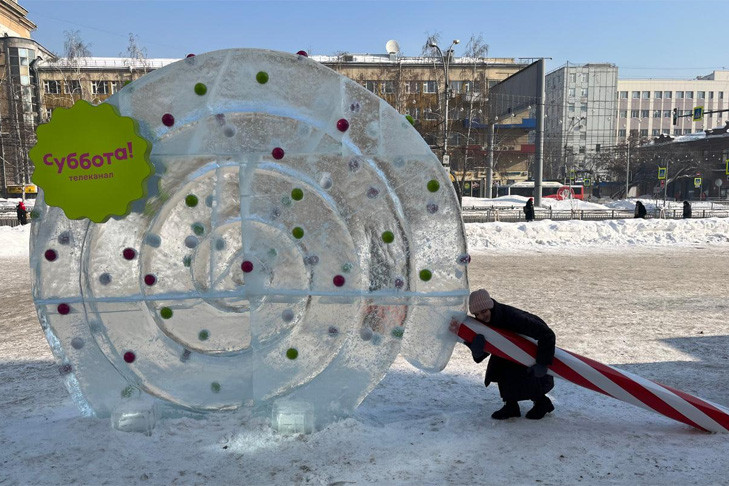 Гигантский леденец установили в центре Новосибирска
