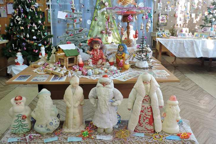 Коллекцию уникальных Дедов Морозов собрали под Новосибирском — самый старый в валенках