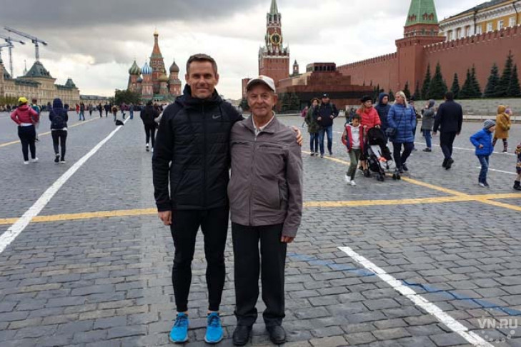 Под стенами Кремля пробежал пенсионер из Здвинского района