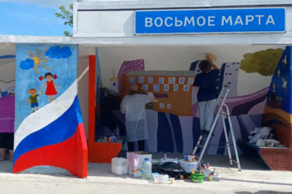 В стиле Пиросмани раскрасили остановку «8 Марта» на дороге Новосибирск-Павлодар